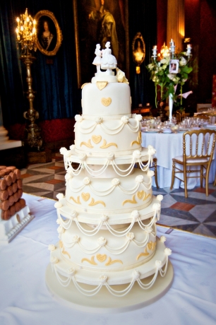 Торт в стиле Людовика XV отлично вписался в атмосферу свадебного зала