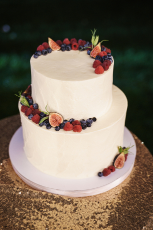 Свадебный торт в минимализме, с ягодками малины, голубики и инжиром.